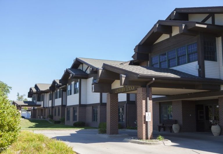 FriendshipVillageatLakeviewLodge Photos 01 Seniorly 768x530